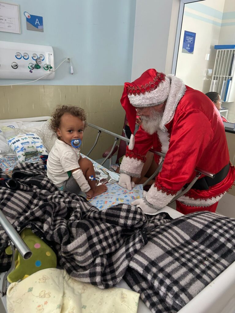 No dia 19/12, o espírito do Natal tomou conta do nosso hospital com a chegada do Papai Noel! Ele trouxe não apenas presentes para os pequenos, mas também abraços, sorrisos e uma dose extra de esperança para nossos pacientes e colaboradores.